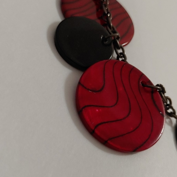 Red and black necklace - Picture 2 of 4
